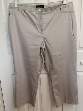 Laura Plus 14+ Capri Pants — Size 18